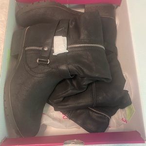 So size 9 wide calf zip up boots. ****Brand new In Original box.